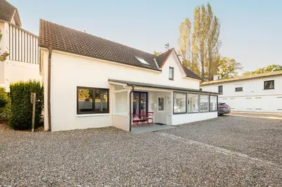 Das Gebäude in dem sich das Ferienhaus befindet