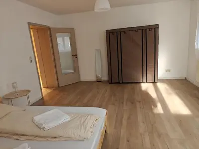 Ein Bett oder Betten in einem Zimmer der Unterkunft Cozy apartment, central & child-friendly
