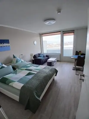 Ein Bett oder Betten in einem Zimmer der Unterkunft Ferienwohnung mit Traum Seeblick am Kurpark in Bad Segeberg