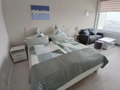 Ein Bett oder Betten in einem Zimmer der Unterkunft Ferienwohnung mit Traum Seeblick am Kurpark in Bad Segeberg