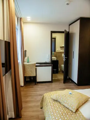 Ein Bett oder Betten in einem Zimmer der Unterkunft Strandhotel Luv