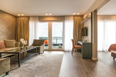 Ein Sitzbereich in der Unterkunft Strandhotel Luv