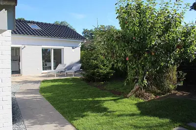 Ein Garten an der Unterkunft Apartmentvermittlung Mehr als Meer - Objekt 1