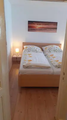 Ein Bett oder Betten in einem Zimmer der Unterkunft 2-Zimmer-Ferienwohnung im 1. Obergeschoss