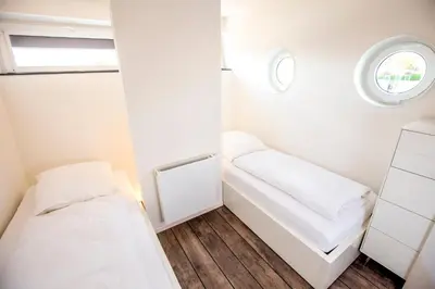 Ein Bett oder Betten in einem Zimmer der Unterkunft KYST 54°10 Floating Home 1