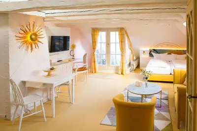 Ein Bett oder Betten in einem Zimmer der Unterkunft Lübecker Krönchen