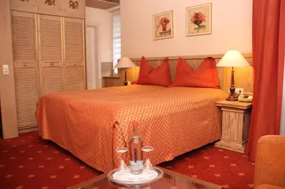 Ein Bett oder Betten in einem Zimmer der Unterkunft Romantik im Hotel Villa Röhl