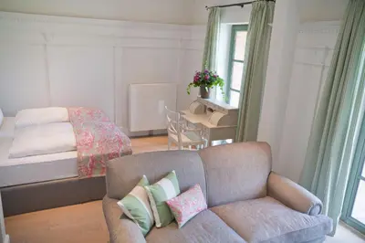 Ein Sitzbereich in der Unterkunft Landhaus Töpferhof bei Travemünde