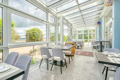 Ein Restaurant oder anderes Speiselokal in der Unterkunft Hotel Strandschlösschen