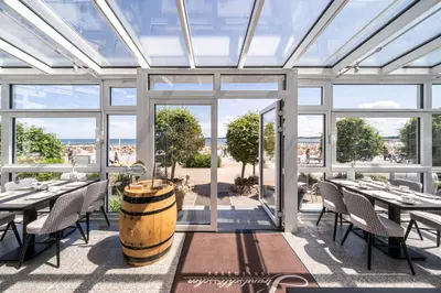Ein Restaurant oder anderes Speiselokal in der Unterkunft Hotel Strandschlösschen