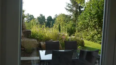 Ein Garten an der Unterkunft Studio im Haus in Seenähe