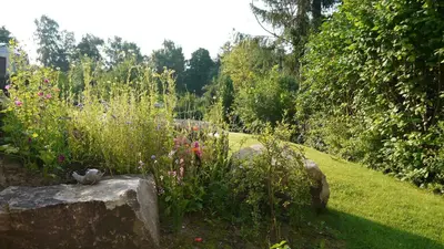 Ein Garten an der Unterkunft Studio im Haus in Seenähe