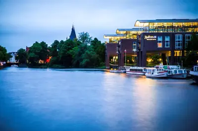 Blick auf einen Fluss in der Nähe des Hotels