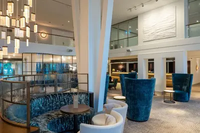 Ein Sitzbereich in der Unterkunft Radisson Blu Senator Hotel, Lübeck