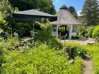 Ein Garten an der Unterkunft romantische Ferienwohnung Sachsenhof 1