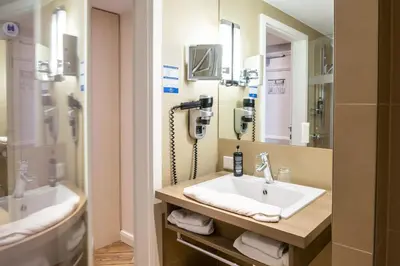 Ein Badezimmer in der Unterkunft Hotel IV Jahreszeiten Lübeck