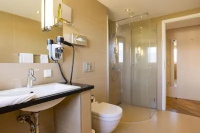 Ein Badezimmer in der Unterkunft Hotel IV Jahreszeiten Lübeck