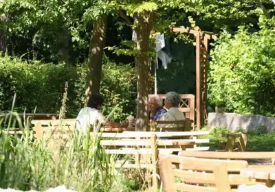 Ein Garten an der Unterkunft Hotel Farchauer Mühle