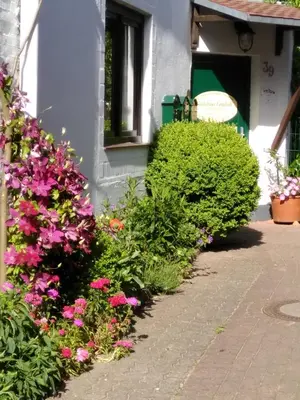 Ein Garten an der Unterkunft Gästehaus Langhals