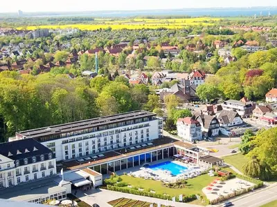 Der Swimmingpool an oder in der Nähe von Luxussuite 1A Meerblick, Maritim Residenz, 22er Stock, modernes Styling, am Strand
