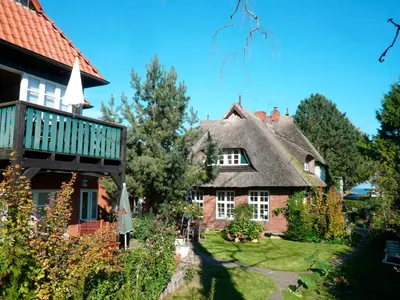 Ein Garten an der Unterkunft Landhaus-Marwede App 2