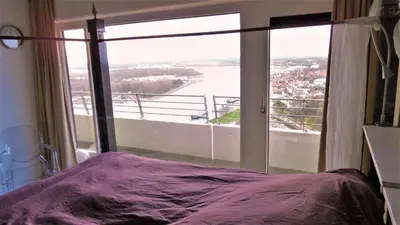 Ein Bett oder Betten in einem Zimmer der Unterkunft Luxus-Ecksuite mit stylischem Design und Traumblick übers Meer, 26.Stock im Maritim