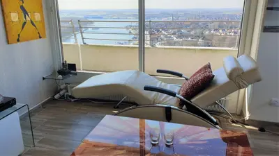 Ein Sitzbereich in der Unterkunft Luxus-Ecksuite mit stylischem Design und Traumblick übers Meer, 26.Stock im Maritim