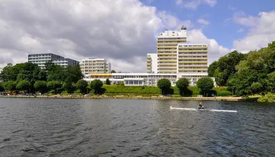 Blick auf einen Fluss in der Nähe des Hotels