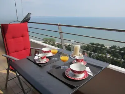 Ein Balkon oder eine Terrasse in der Unterkunft Ferienwohnung-Apartment-Seeblick-in-Plaza-Marit-Residenz