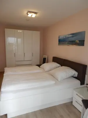 Ein Bett oder Betten in einem Zimmer der Unterkunft Ferienwohnung Timmendorfer