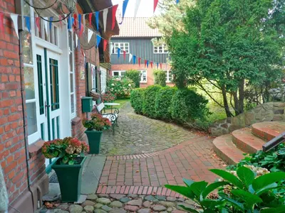 Ein Garten an der Unterkunft Landhaus-Marwede App 1