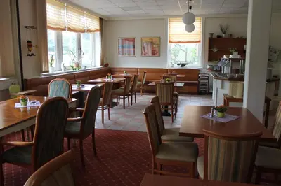 Ein Restaurant oder anderes Speiselokal in der Unterkunft Traveller Hotel
