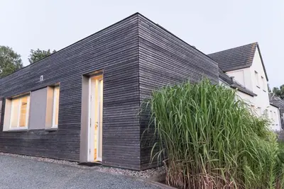 Das Gebäude in dem sich das Ferienhaus befindet