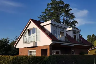 Das Gebäude in dem sich das Ferienhaus befindet