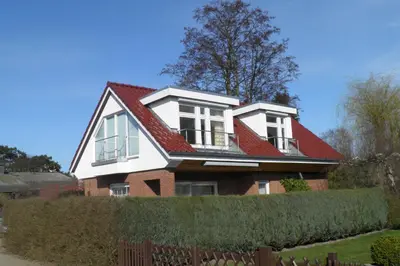 Das Gebäude in dem sich das Ferienhaus befindet