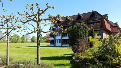 Ein Garten an der Unterkunft PEMATRA Ferienwohnungen Ostseestrasse 2