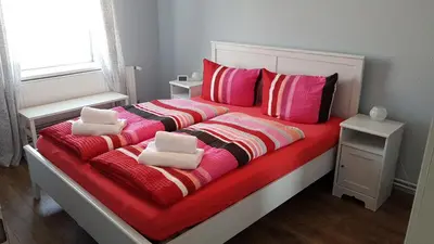 Ein Bett oder Betten in einem Zimmer der Unterkunft PEMATRA Ferienwohnung Fährblick