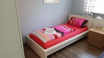 Ein Bett oder Betten in einem Zimmer der Unterkunft PEMATRA Ferienwohnung Fährblick