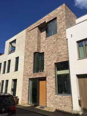 Das Gebäude in dem sich das Ferienhaus befindet