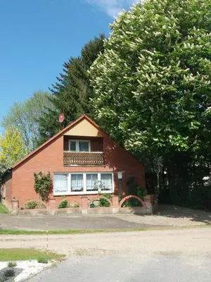 Das Gebäude in dem sich das Ferienhaus befindet