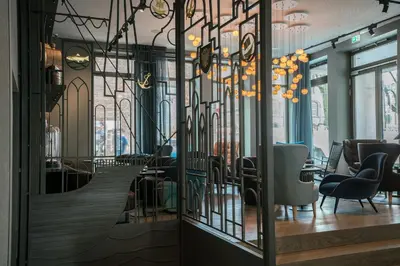 Ein Sitzbereich in der Unterkunft Motel One Lübeck