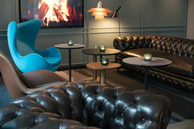 Ein Sitzbereich in der Unterkunft Motel One Lübeck