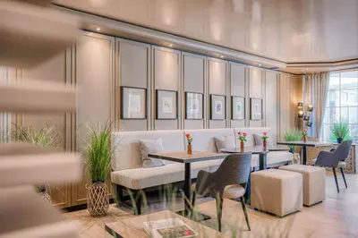 Ein Sitzbereich in der Unterkunft Hotel Royal