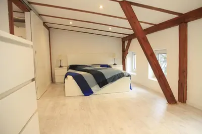 Ein Bett oder Betten in einem Zimmer der Unterkunft Gemütliche Dachgeschoßwohnung mit Altbaucharme