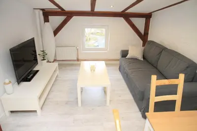 Ein Sitzbereich in der Unterkunft Gemütliche Dachgeschoßwohnung mit Altbaucharme