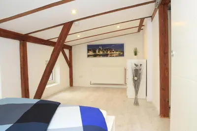 Ein Bett oder Betten in einem Zimmer der Unterkunft Gemütliche Dachgeschoßwohnung mit Altbaucharme