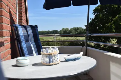 Ein Balkon oder eine Terrasse in der Unterkunft Am Pool und Strand 8