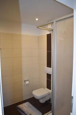 Ein Badezimmer in der Unterkunft Am Pool und Strand 8