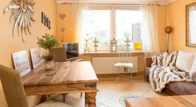 Ein Sitzbereich in der Unterkunft Altes Strandhus Kl.App Casa Ostsee