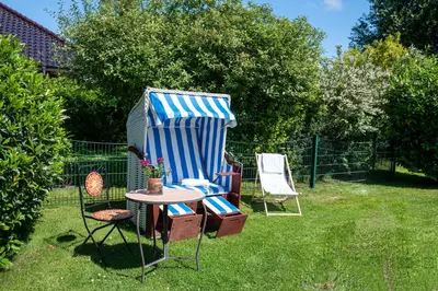 Ein Garten an der Unterkunft De Kanalkieker Apartmenthaus Meier